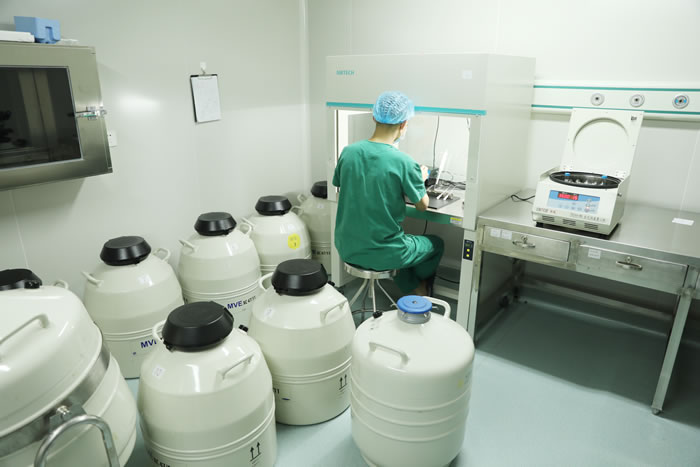 RFG曼谷医院工作人员在液氮罐存储室工作